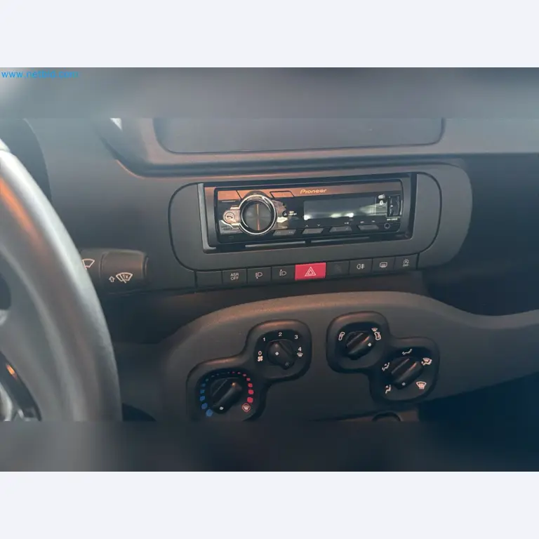 Osobní automobily, elektromobily a vybavení autoservisu v prodejně vozů Fiat-9