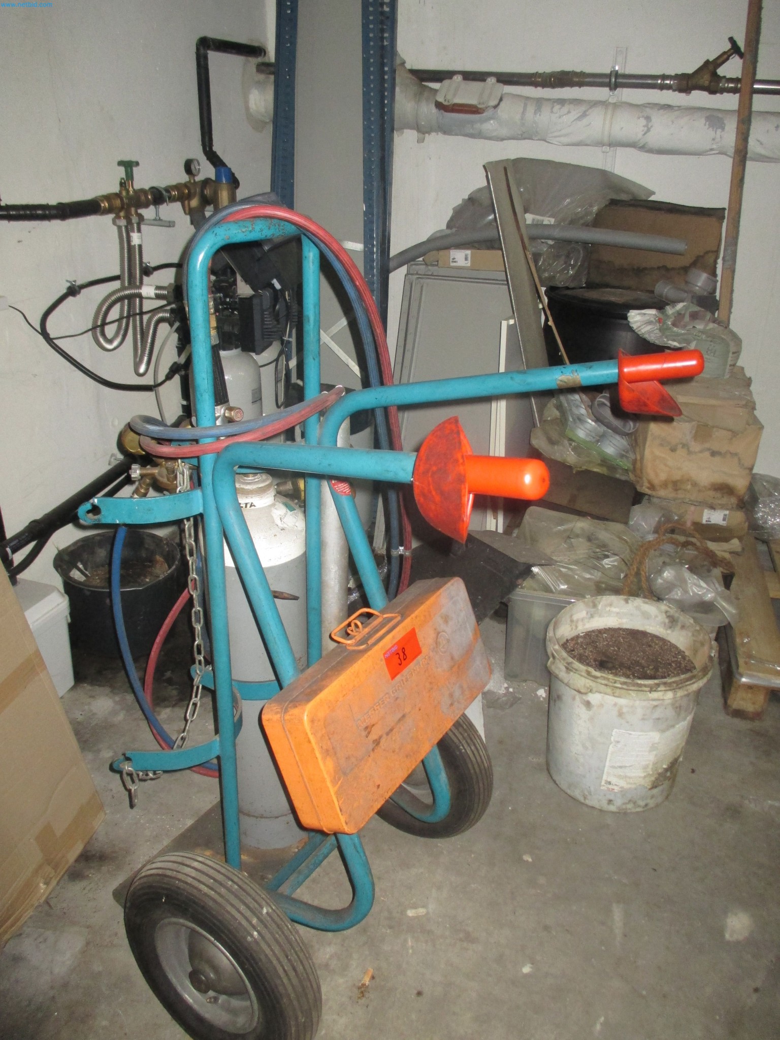 Passenger cars, electric cars, and automotive repair shop equipment at a Fiat dealership-1