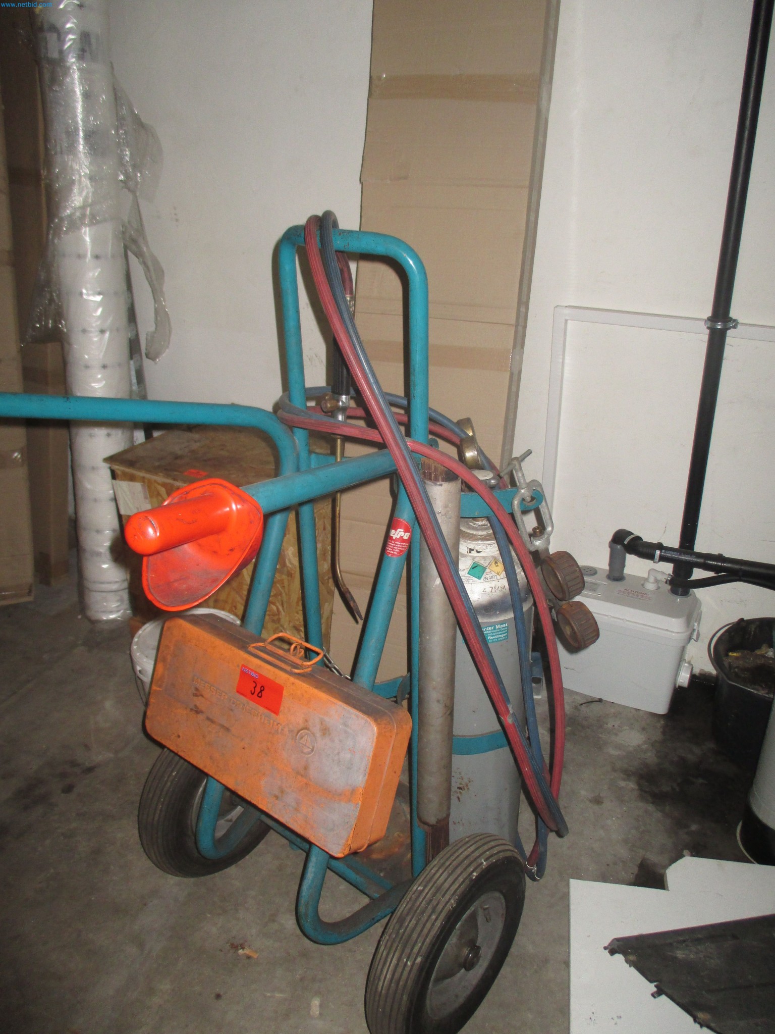 Passenger cars, electric cars, and automotive repair shop equipment at a Fiat dealership-2