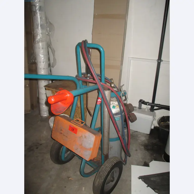 Passenger cars, electric cars, and automotive repair shop equipment at a Fiat dealership-2