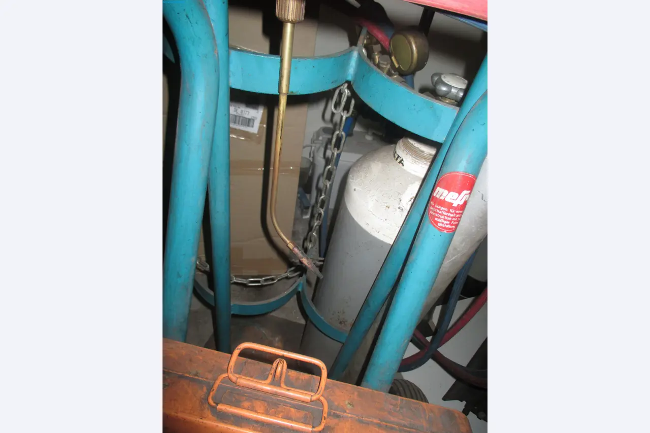 Passenger cars, electric cars, and automotive repair shop equipment at a Fiat dealership-3