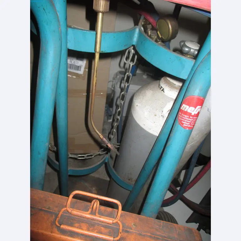 Passenger cars, electric cars, and automotive repair shop equipment at a Fiat dealership-3
