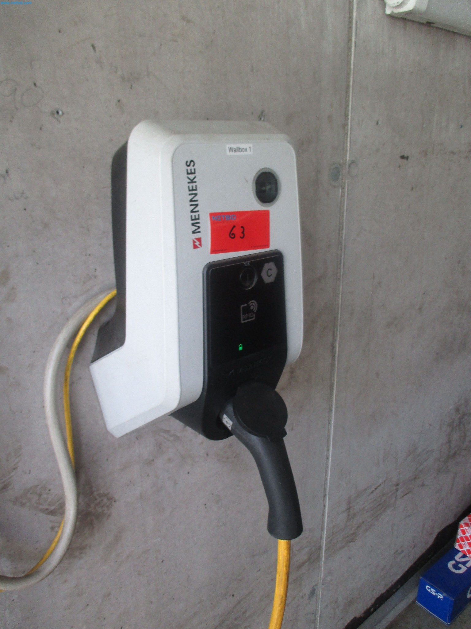 Passenger cars, electric cars, and automotive repair shop equipment at a Fiat dealership-1