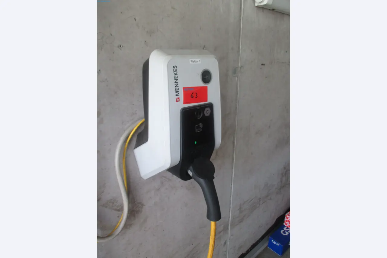 Passenger cars, electric cars, and automotive repair shop equipment at a Fiat dealership-1