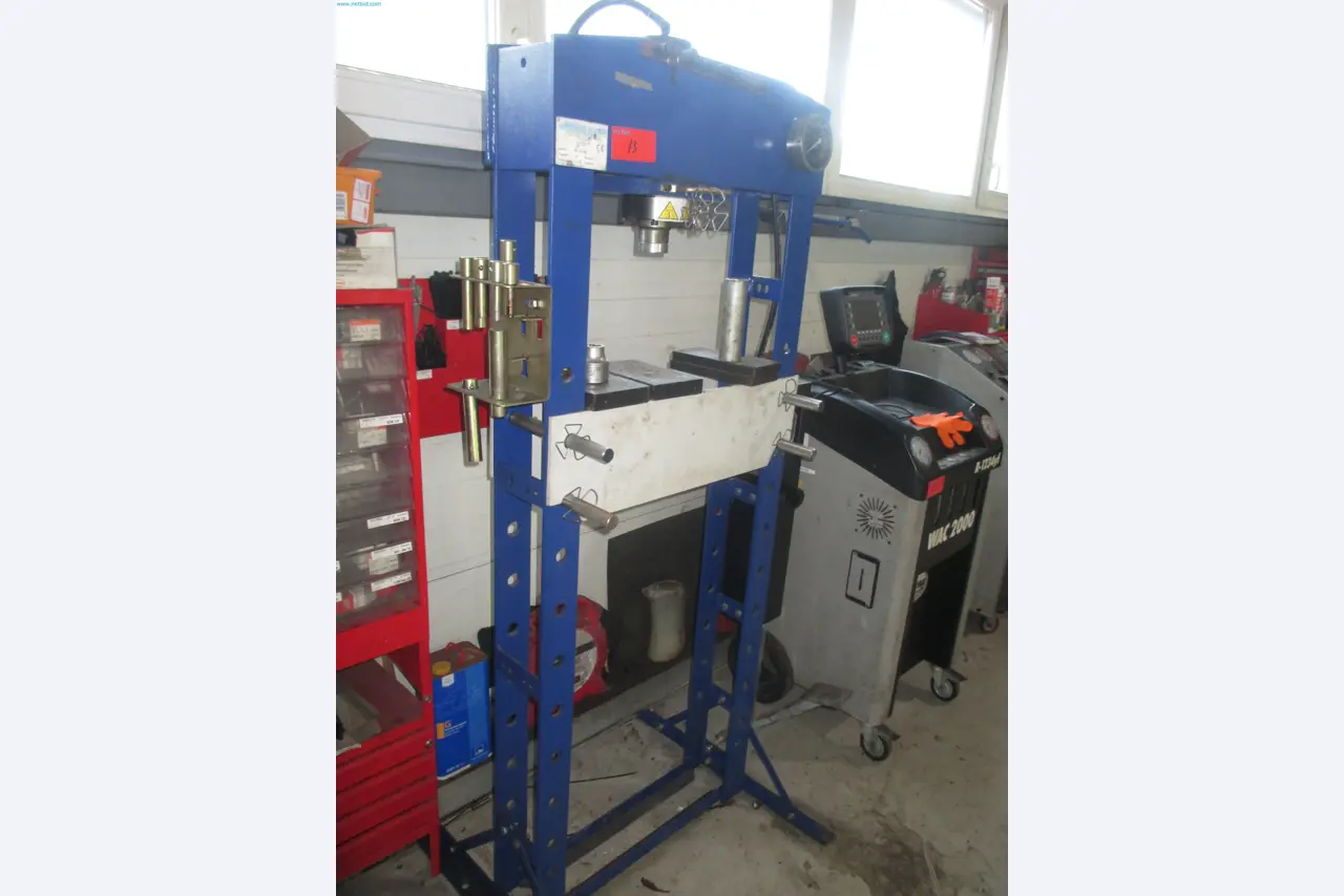 Passenger cars, electric cars, and automotive repair shop equipment at a Fiat dealership-1