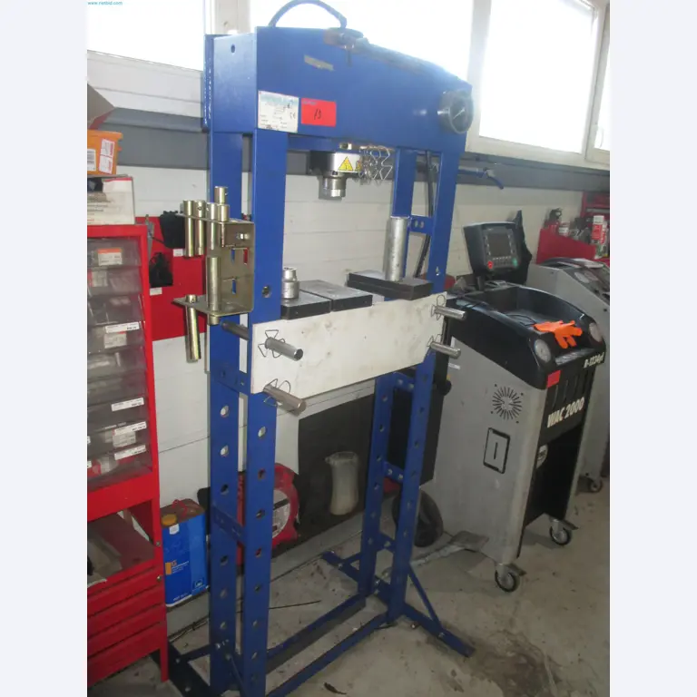Passenger cars, electric cars, and automotive repair shop equipment at a Fiat dealership-1