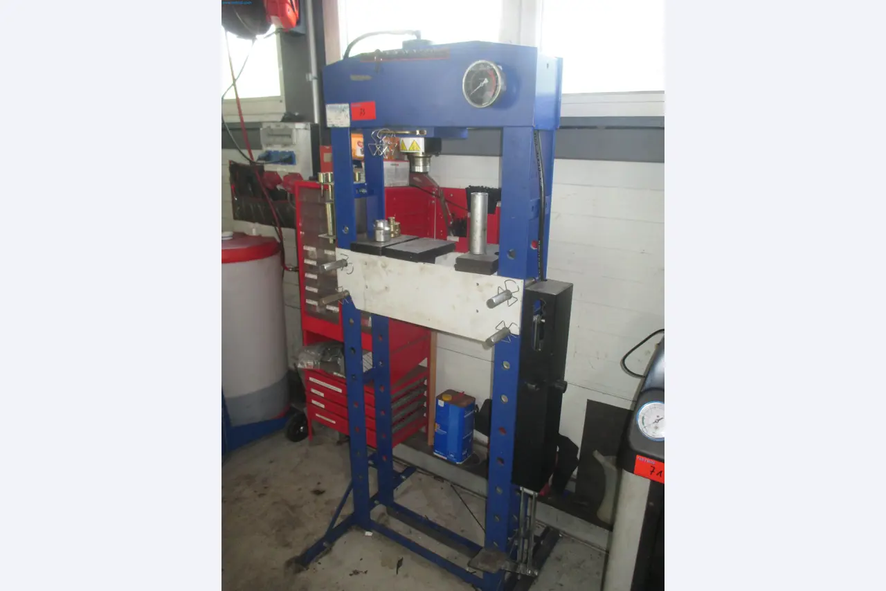 Passenger cars, electric cars, and automotive repair shop equipment at a Fiat dealership-2