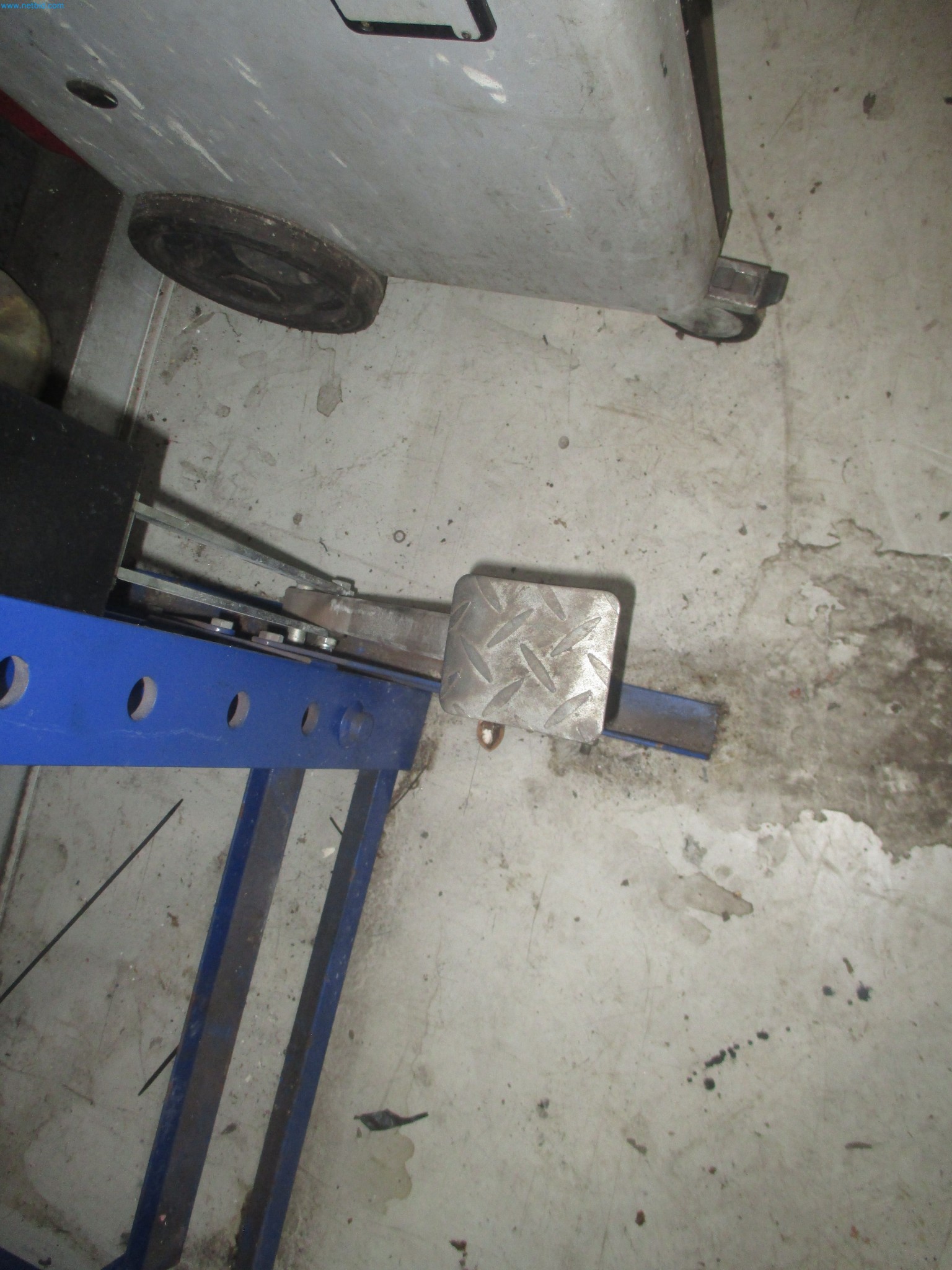 Passenger cars, electric cars, and automotive repair shop equipment at a Fiat dealership-5