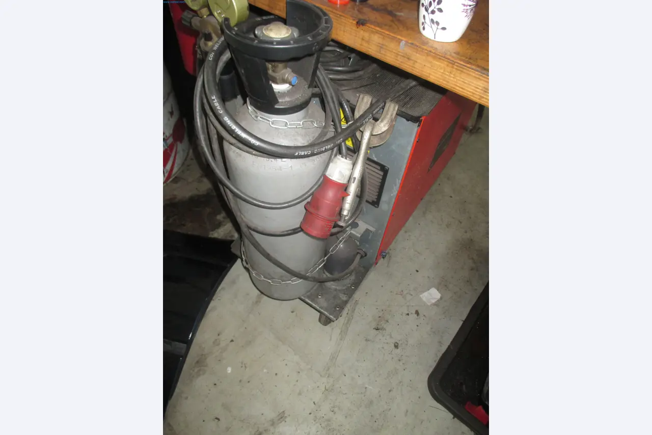 Passenger cars, electric cars, and automotive repair shop equipment at a Fiat dealership-3