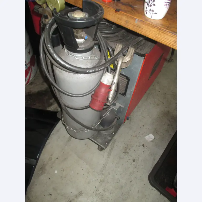 Passenger cars, electric cars, and automotive repair shop equipment at a Fiat dealership-3