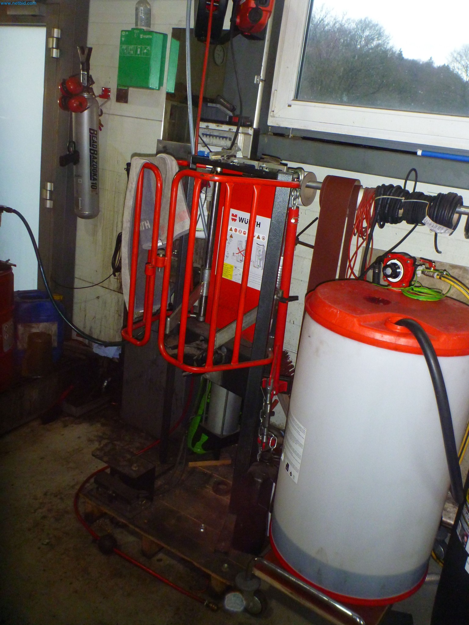 Passenger cars, electric cars, and automotive repair shop equipment at a Fiat dealership-1