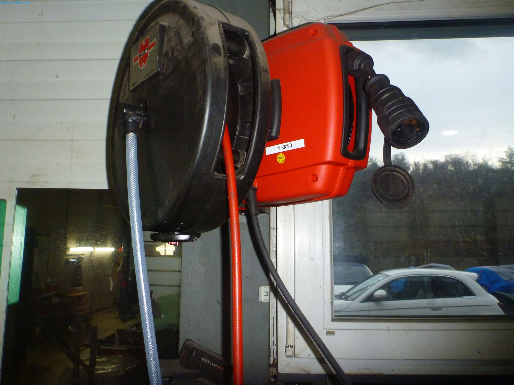 Passenger cars, electric cars, and automotive repair shop equipment at a Fiat dealership-1