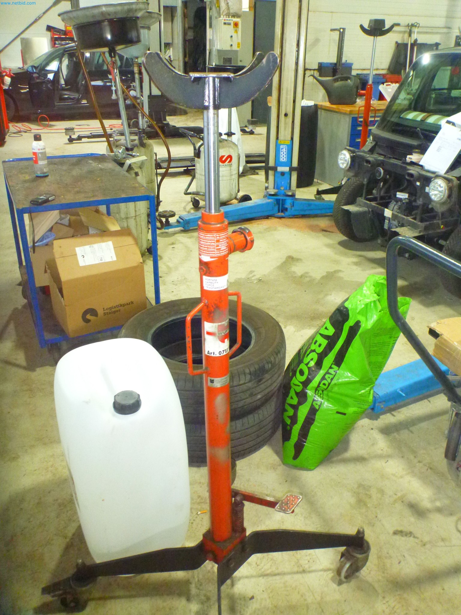 Passenger cars, electric cars, and automotive repair shop equipment at a Fiat dealership-2
