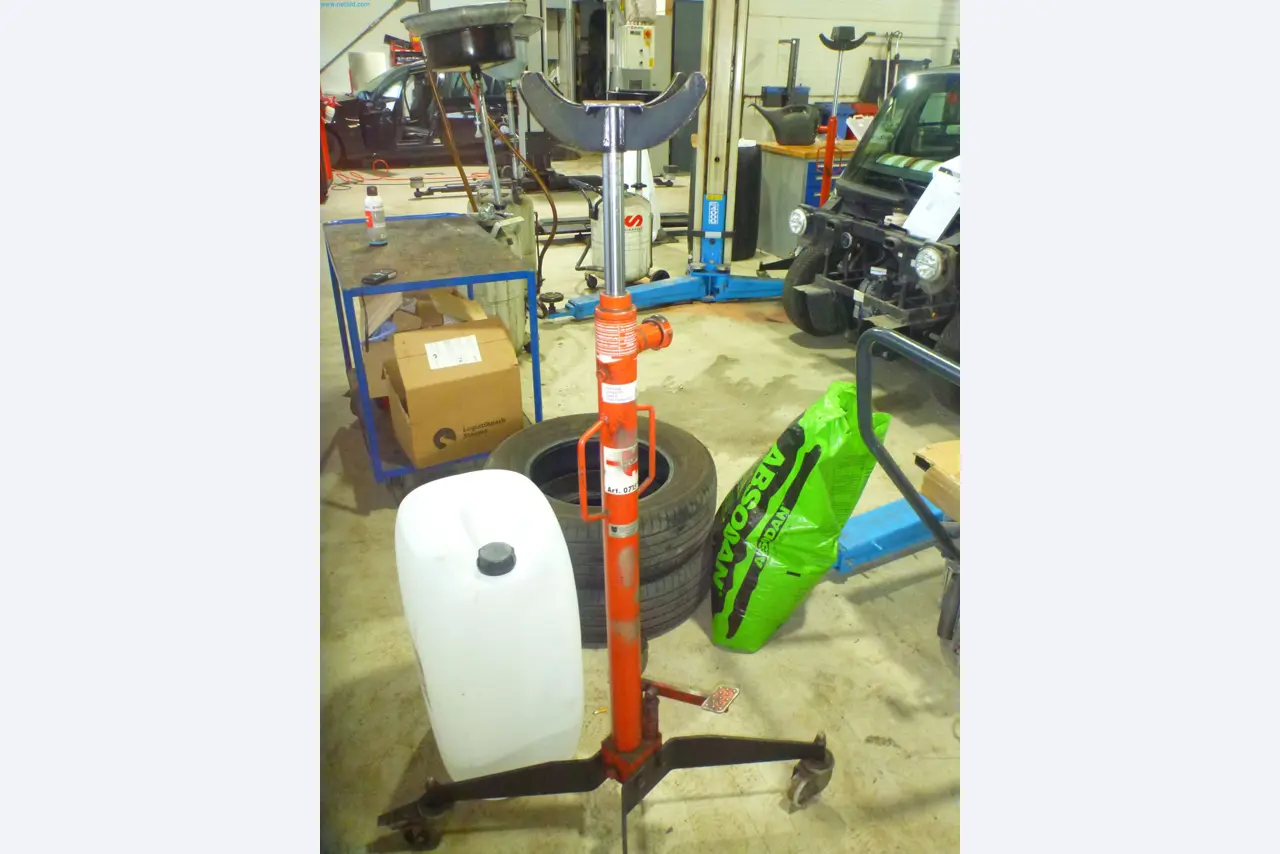 Passenger cars, electric cars, and automotive repair shop equipment at a Fiat dealership-2