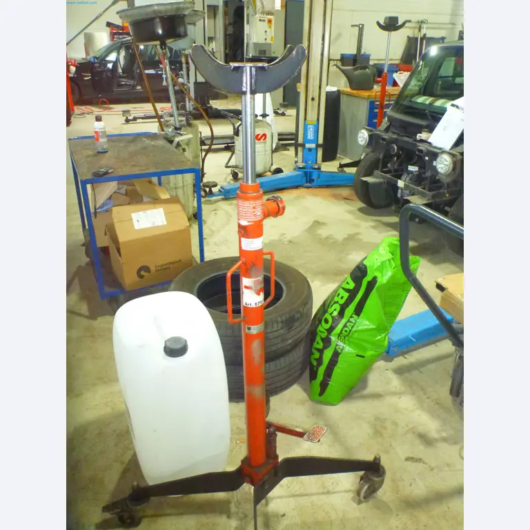 Passenger cars, electric cars, and automotive repair shop equipment at a Fiat dealership-2