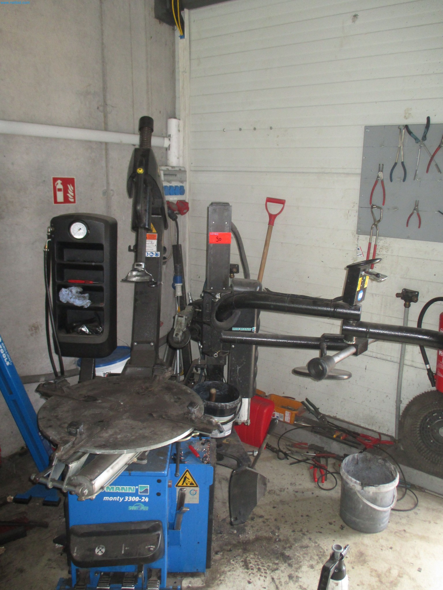 Passenger cars, electric cars, and automotive repair shop equipment at a Fiat dealership-1