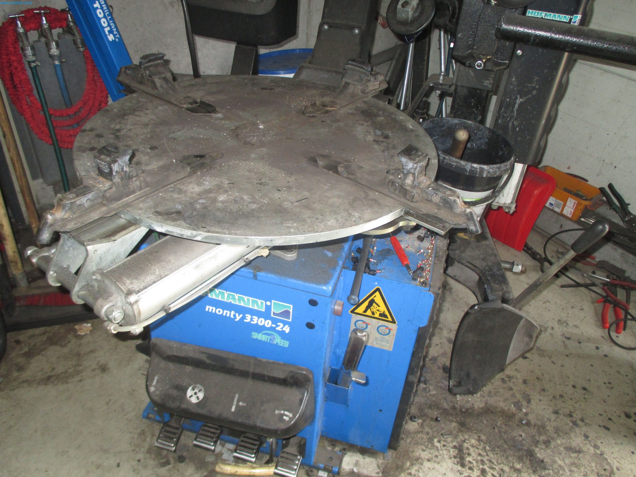 Passenger cars, electric cars, and automotive repair shop equipment at a Fiat dealership-5