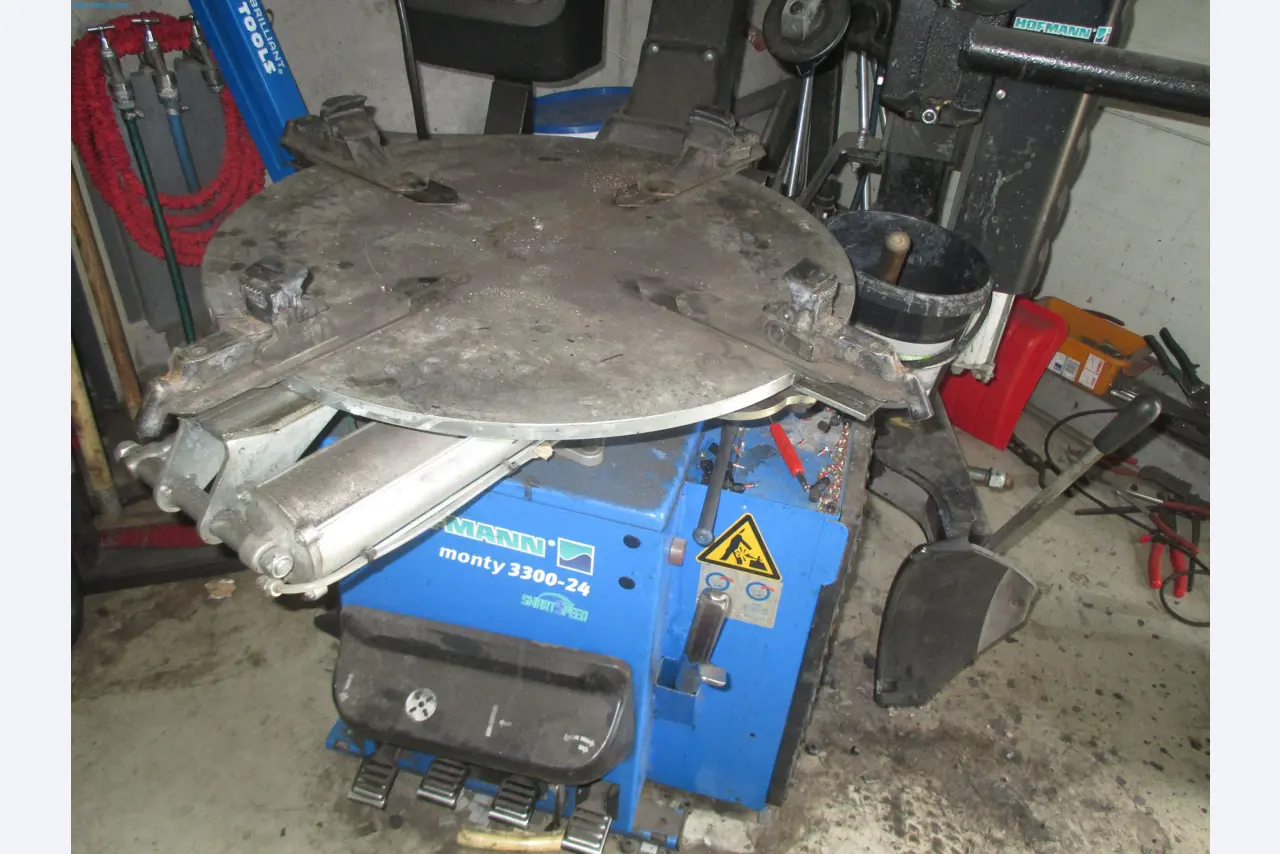 Passenger cars, electric cars, and automotive repair shop equipment at a Fiat dealership-5