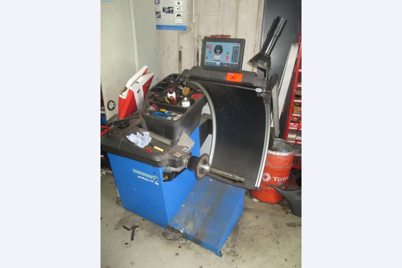Passenger cars, electric cars, and automotive repair shop equipment at a Fiat dealership-1