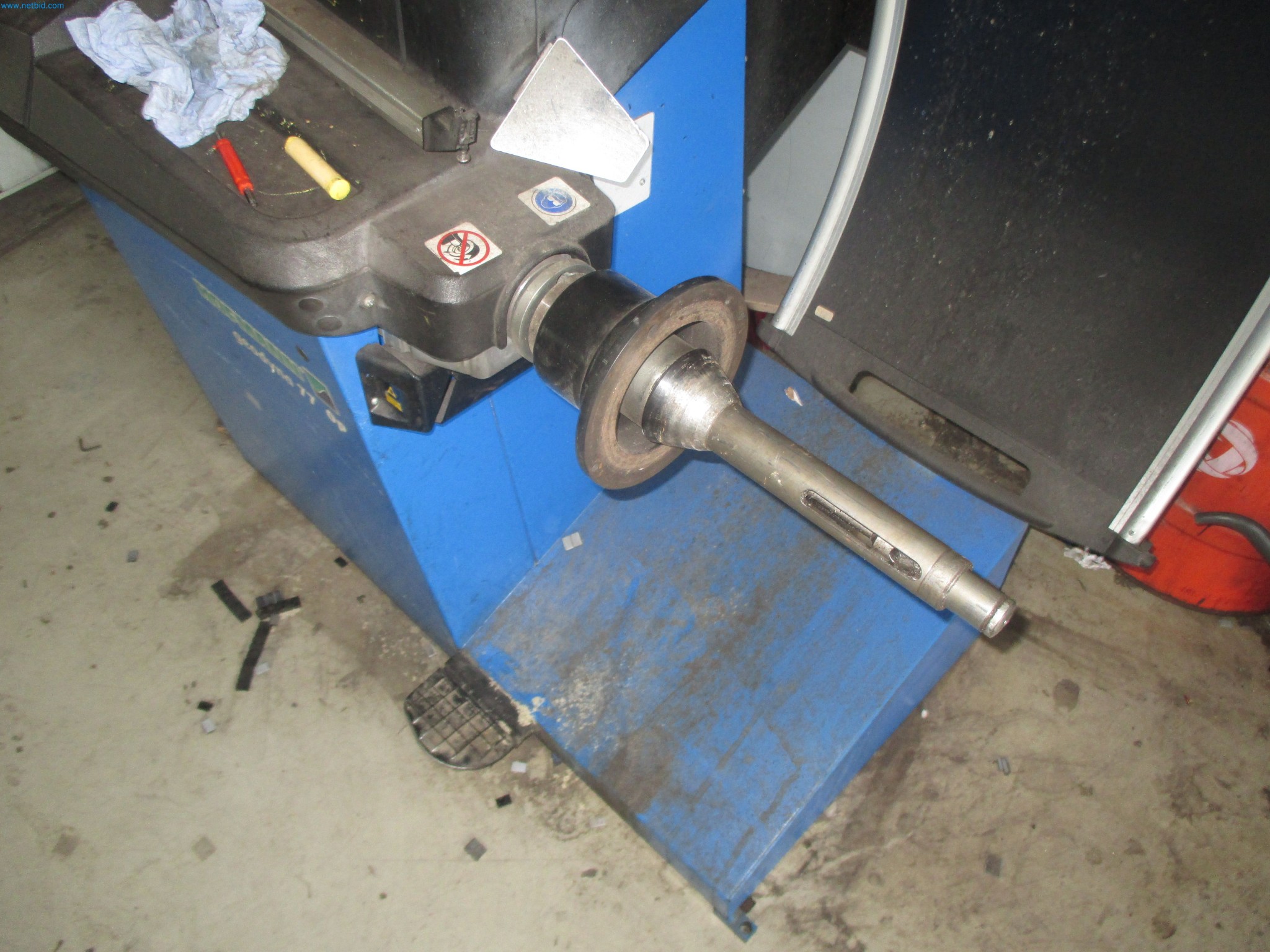 Passenger cars, electric cars, and automotive repair shop equipment at a Fiat dealership-4