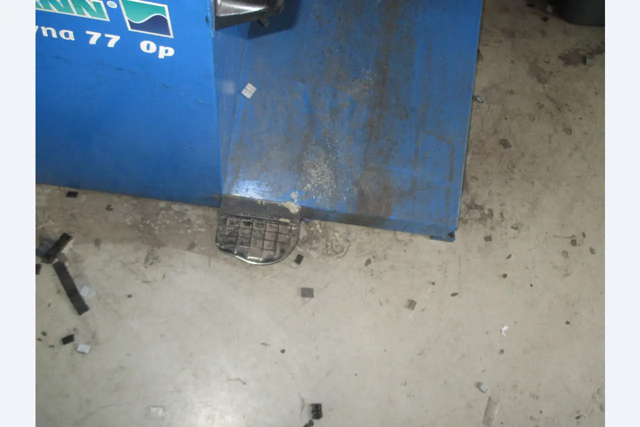 Passenger cars, electric cars, and automotive repair shop equipment at a Fiat dealership-5