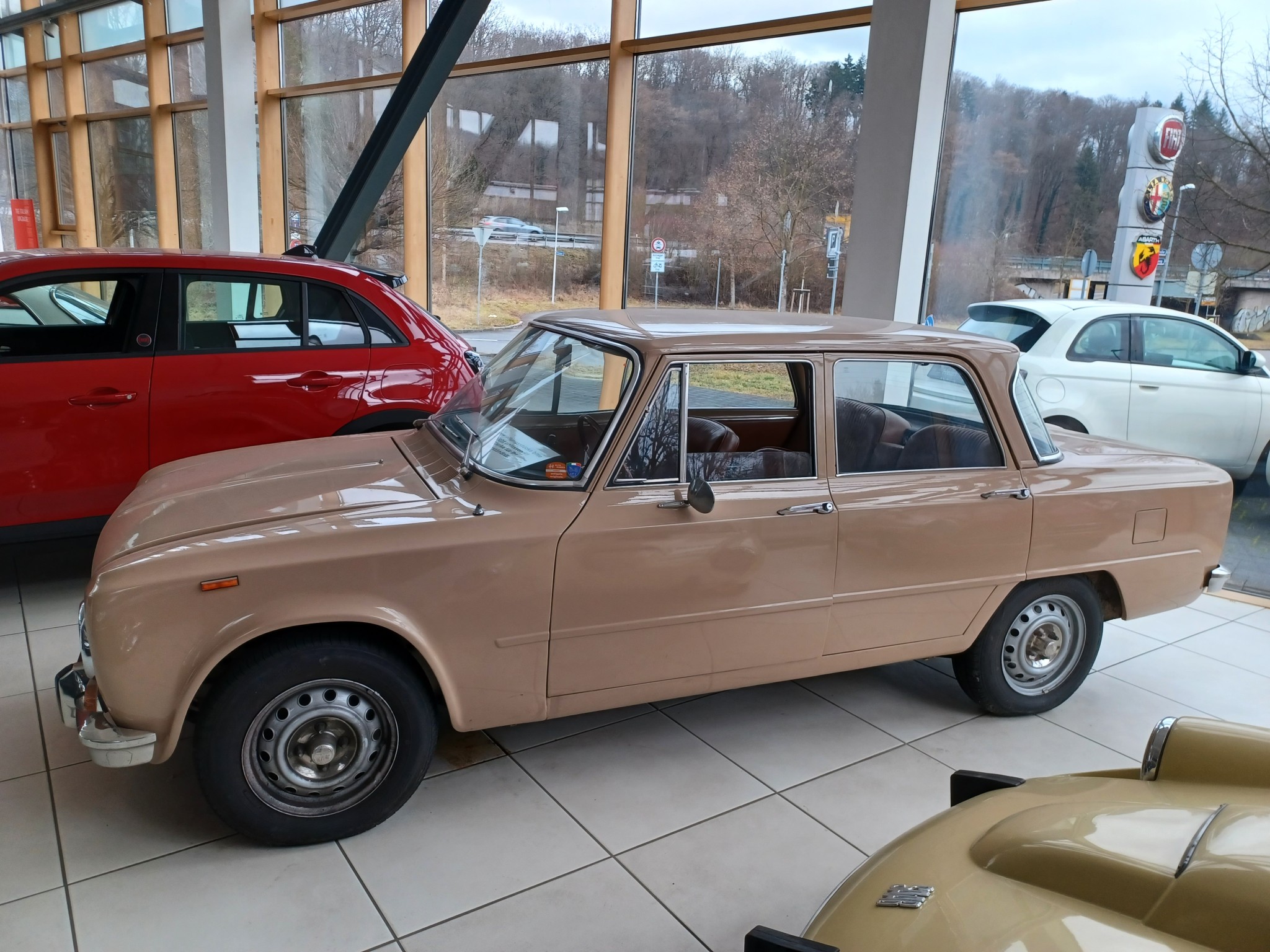 Samochody osobowe, samochody elektryczne i wyposażenie warsztatu samochodowego w salonie Fiata-1