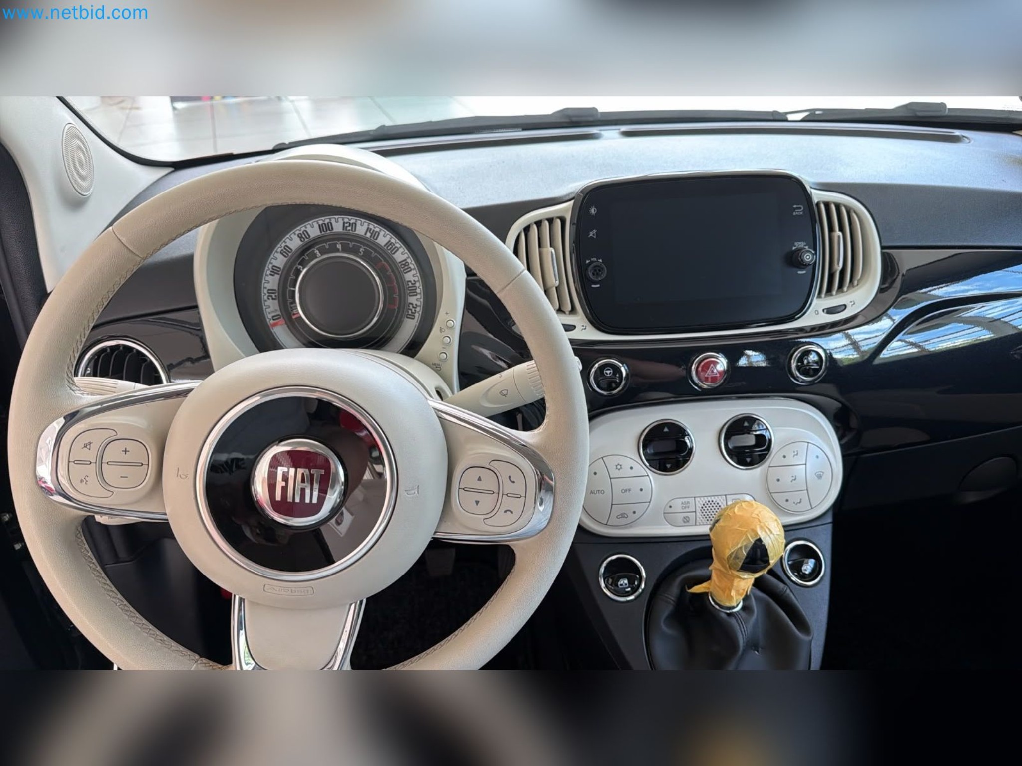 Pkws, E-Autos und Kfz-Werkstattausstattung eines Fiat-Autohauses-10