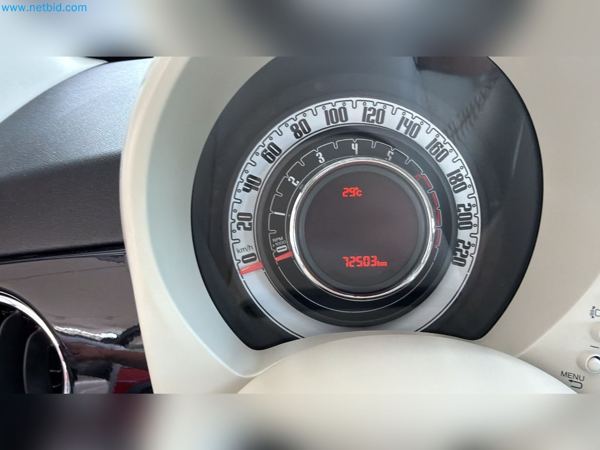 Pkws, E-Autos und Kfz-Werkstattausstattung eines Fiat-Autohauses-11