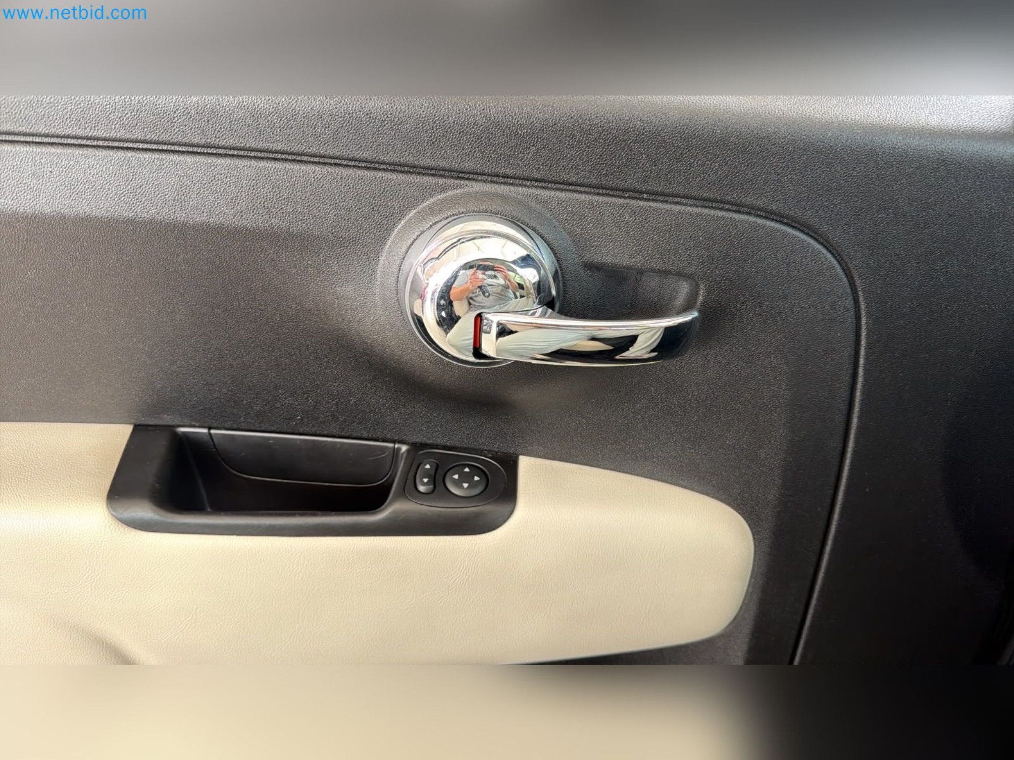 Pkws, E-Autos und Kfz-Werkstattausstattung eines Fiat-Autohauses-12