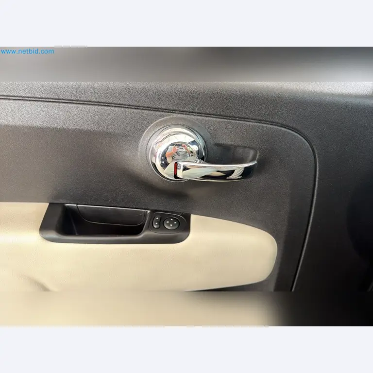 Pkws, E-Autos und Kfz-Werkstattausstattung eines Fiat-Autohauses-12