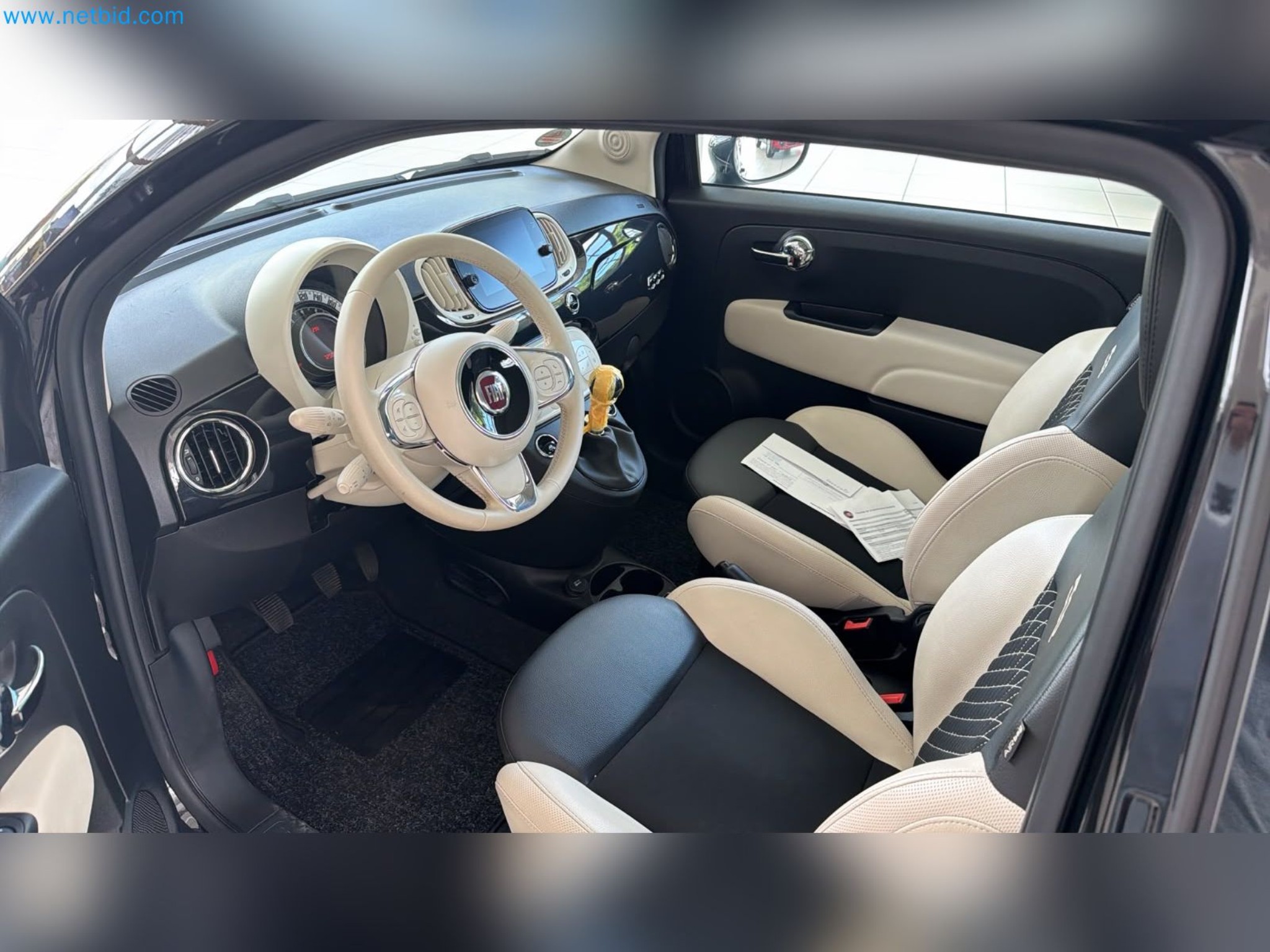 Pkws, E-Autos und Kfz-Werkstattausstattung eines Fiat-Autohauses-13
