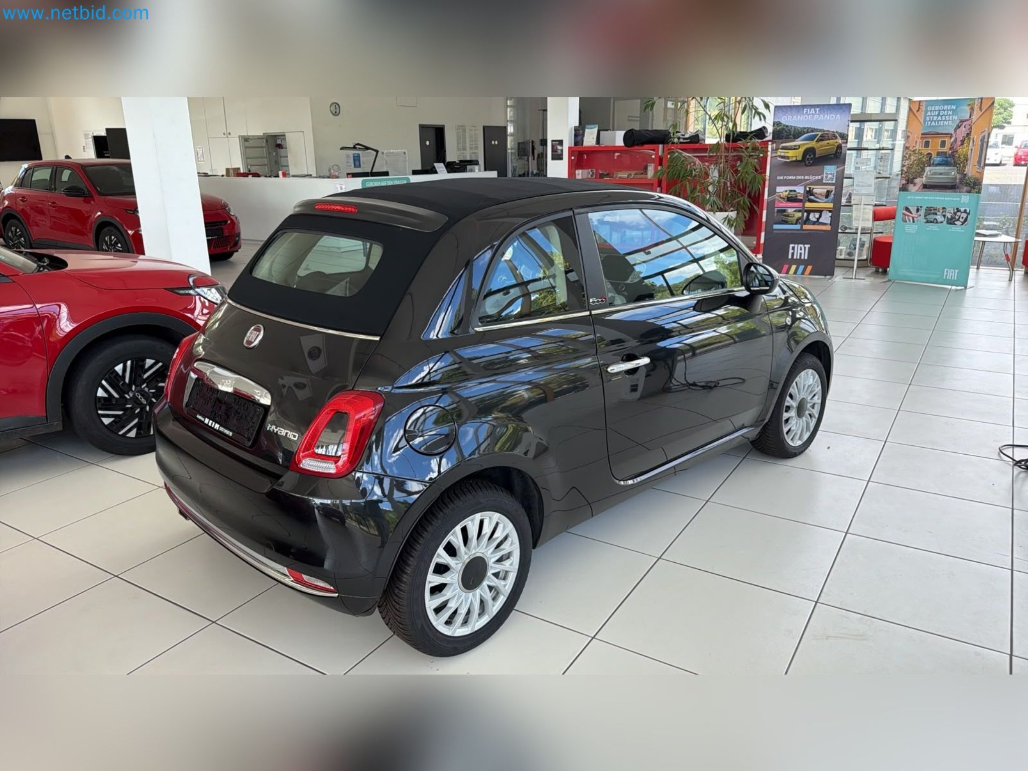 Pkws, E-Autos und Kfz-Werkstattausstattung eines Fiat-Autohauses-3