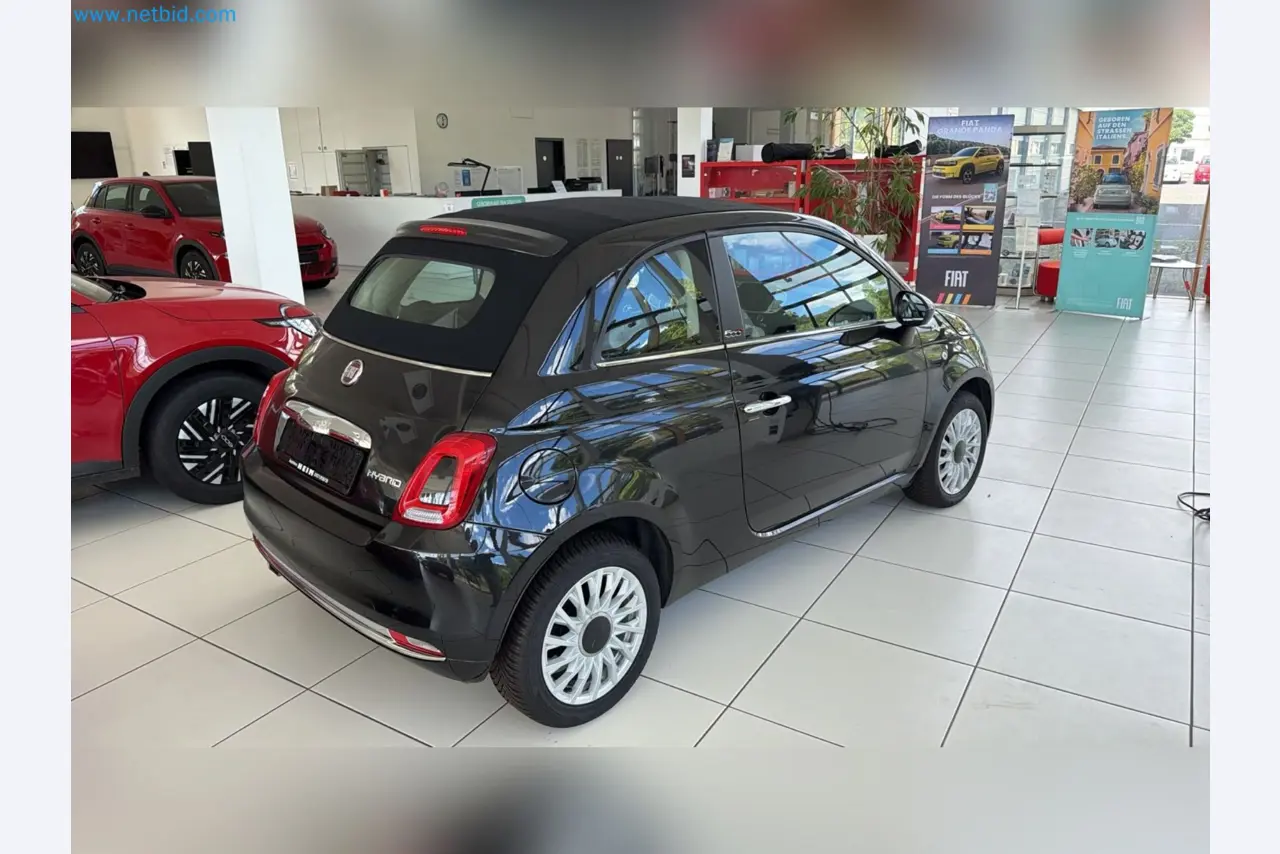 Pkws, E-Autos und Kfz-Werkstattausstattung eines Fiat-Autohauses-3