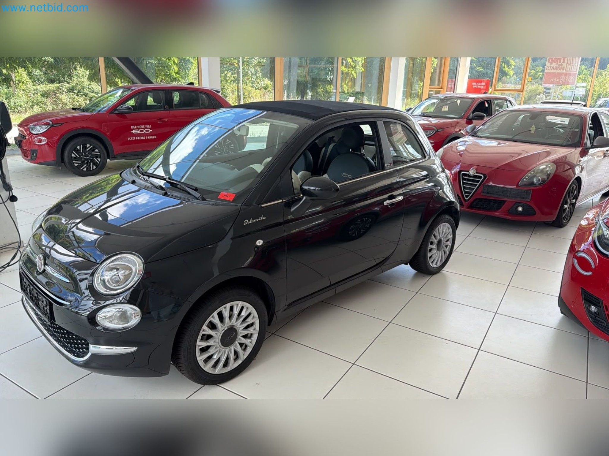 Pkws, E-Autos und Kfz-Werkstattausstattung eines Fiat-Autohauses-4