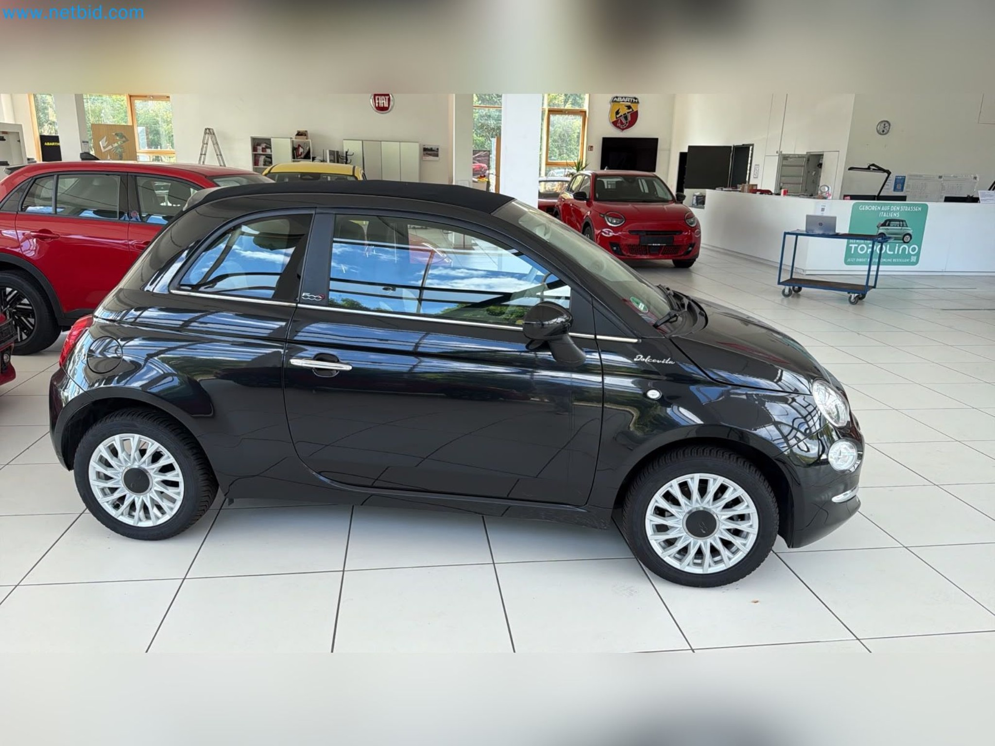 Pkws, E-Autos und Kfz-Werkstattausstattung eines Fiat-Autohauses-5