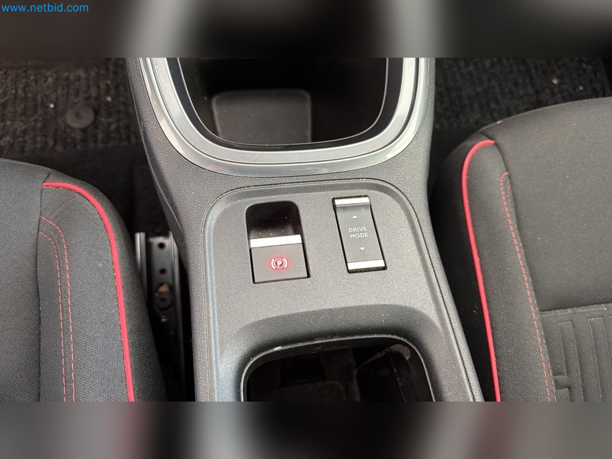 Pkws, E-Autos und Kfz-Werkstattausstattung eines Fiat-Autohauses-6