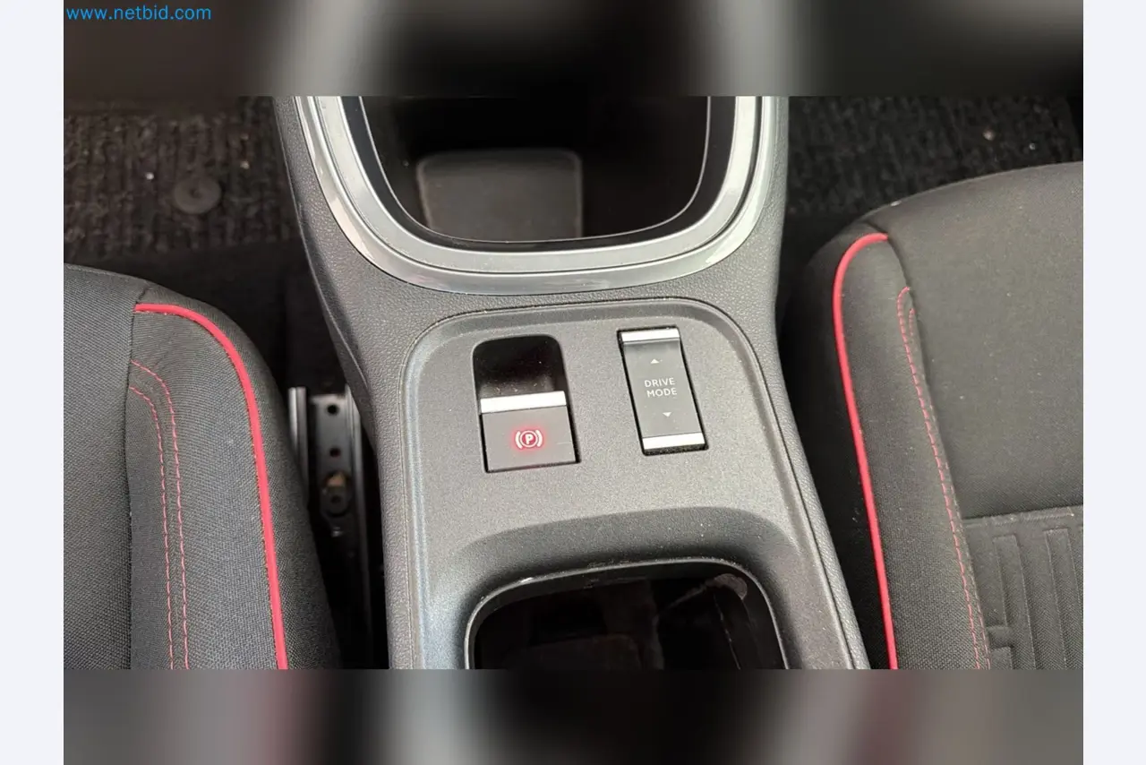 Pkws, E-Autos und Kfz-Werkstattausstattung eines Fiat-Autohauses-6
