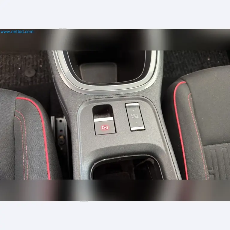 Pkws, E-Autos und Kfz-Werkstattausstattung eines Fiat-Autohauses-6