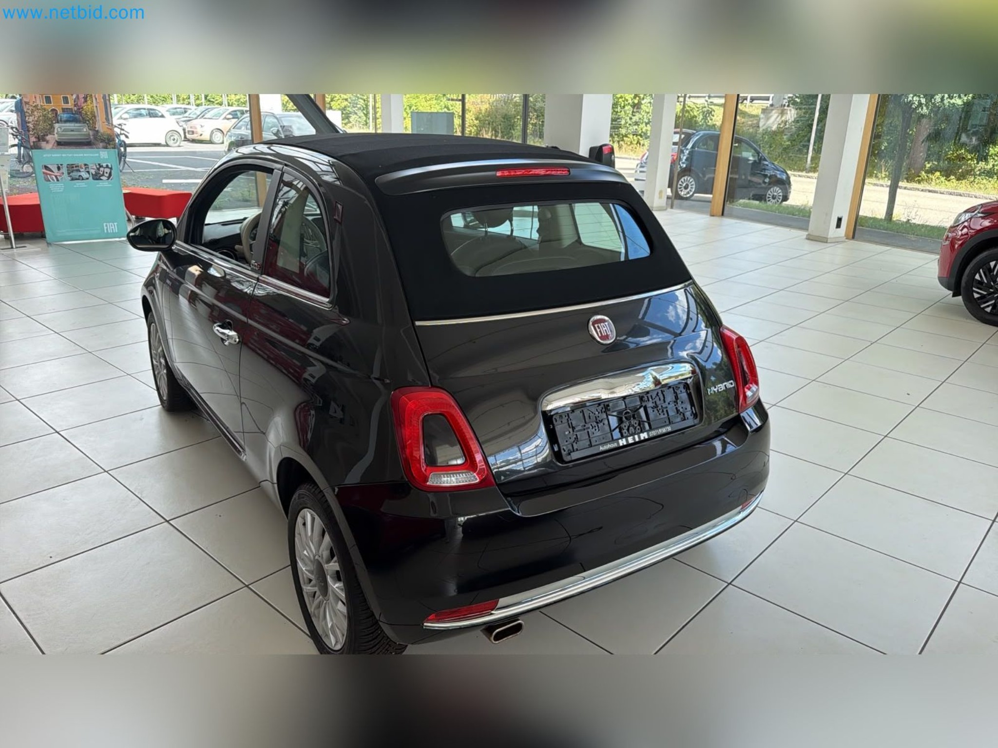 Pkws, E-Autos und Kfz-Werkstattausstattung eines Fiat-Autohauses-8