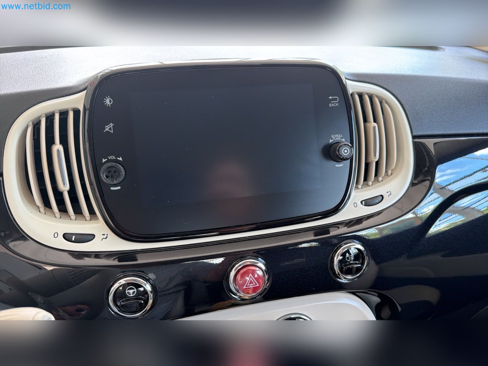 Pkws, E-Autos und Kfz-Werkstattausstattung eines Fiat-Autohauses-9