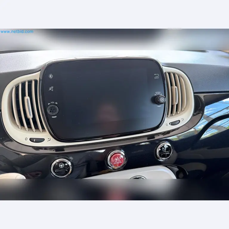 Pkws, E-Autos und Kfz-Werkstattausstattung eines Fiat-Autohauses-9