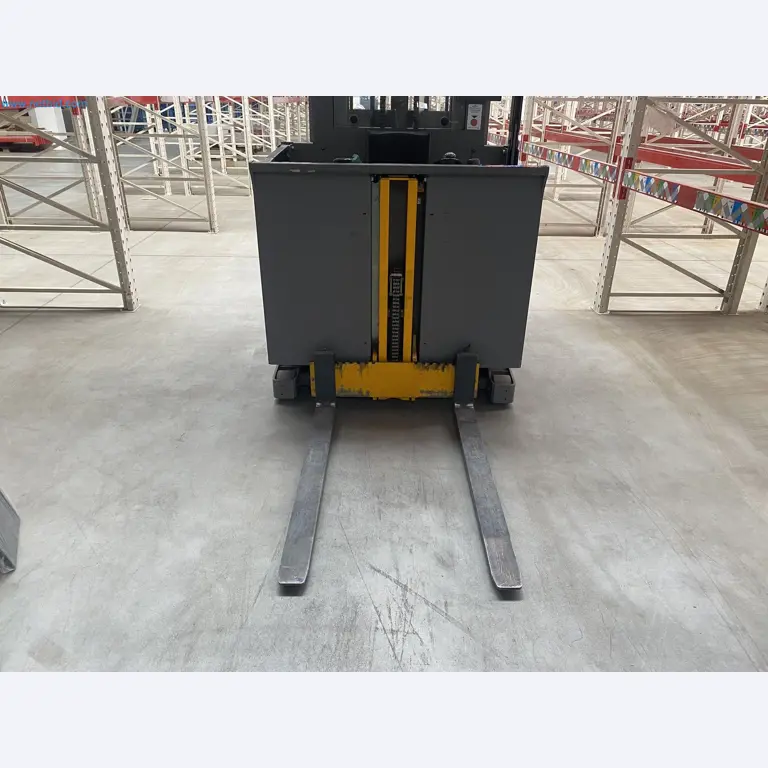 The racking system and forklift trucks-2