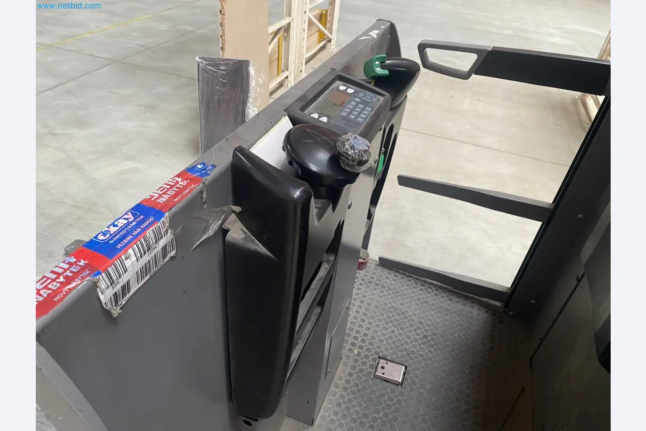 The racking system and forklift trucks-4