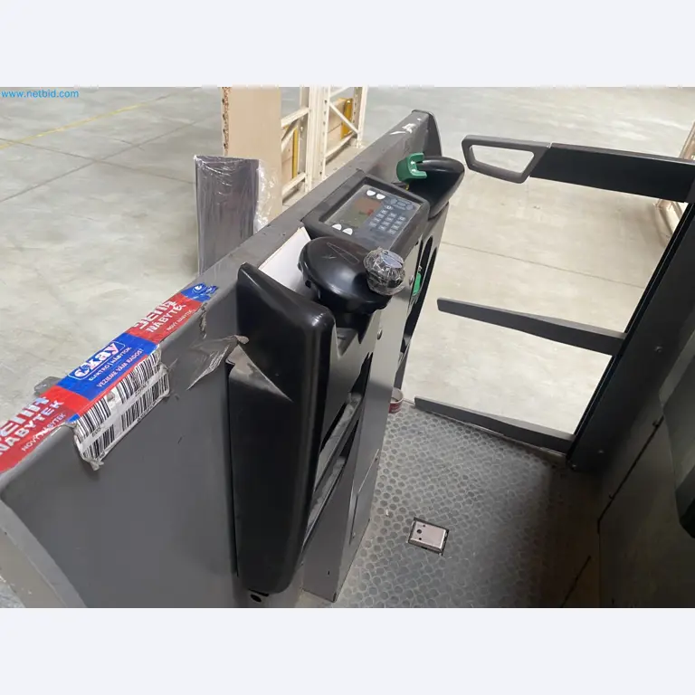 The racking system and forklift trucks-4