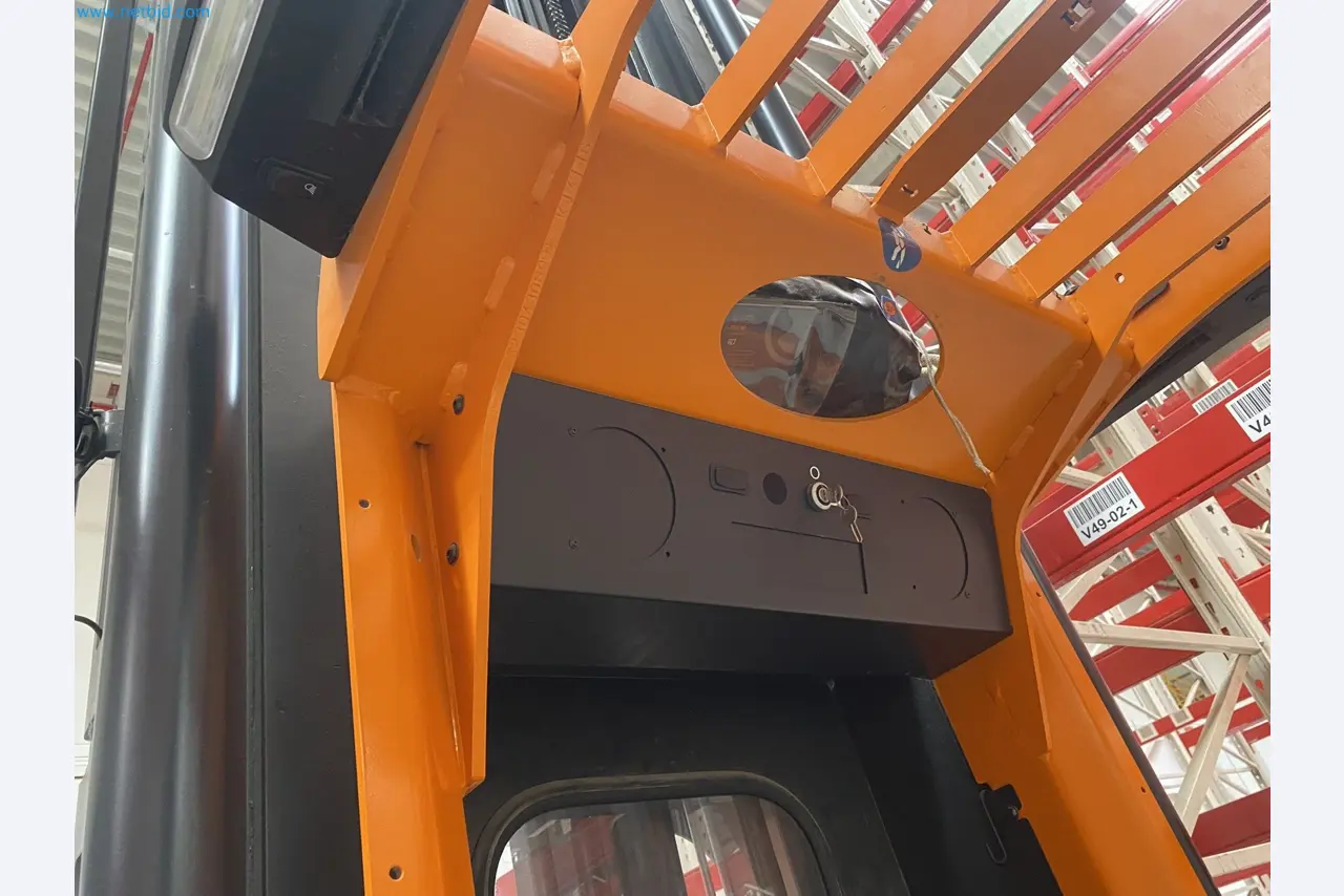 The racking system and forklift trucks-8