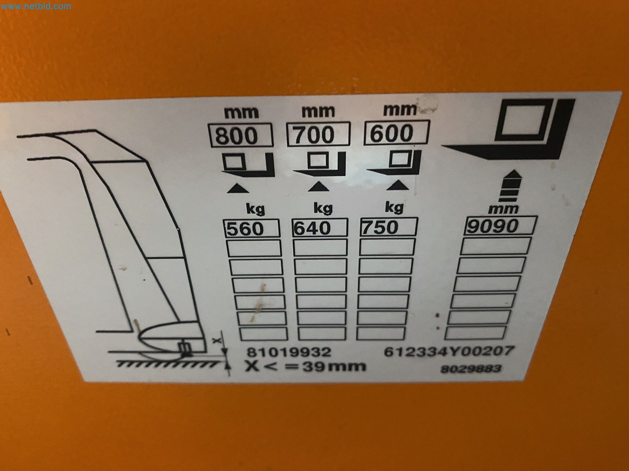 The racking system and forklift trucks-2