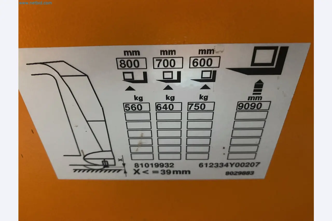 The racking system and forklift trucks-2
