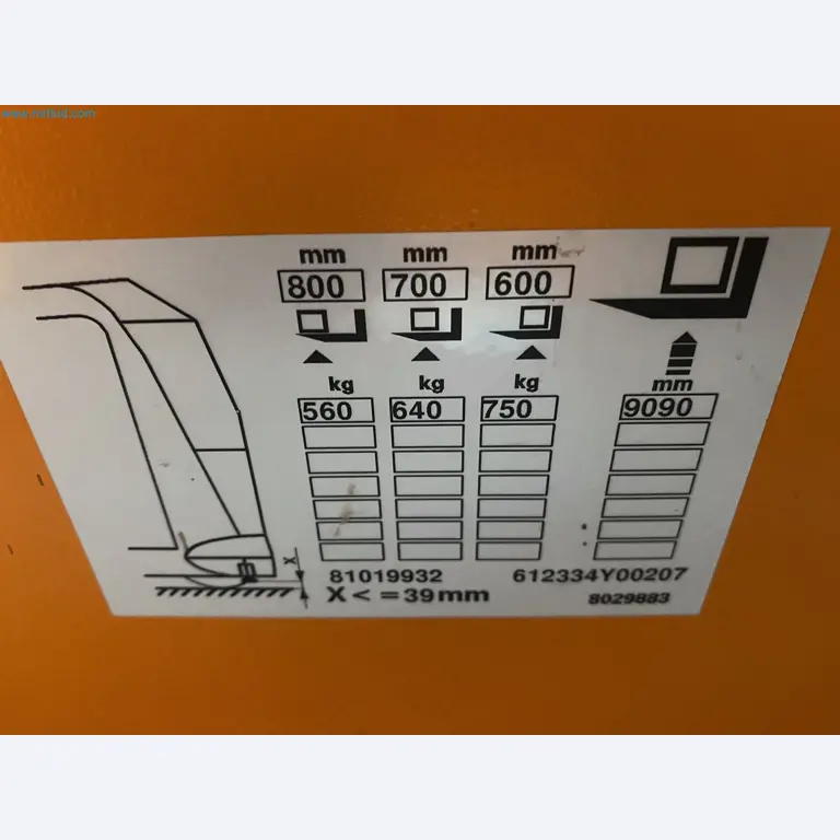 The racking system and forklift trucks-2