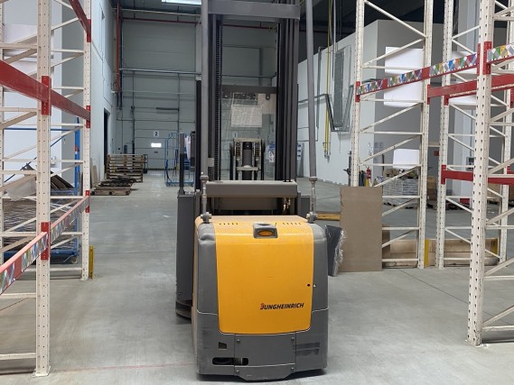 Regalsystem und Gabelstapler-2