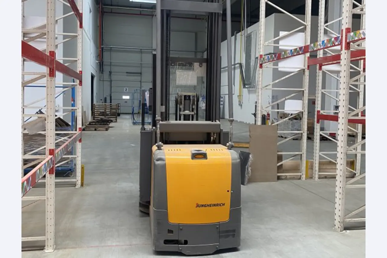 Regalsystem und Gabelstapler-2